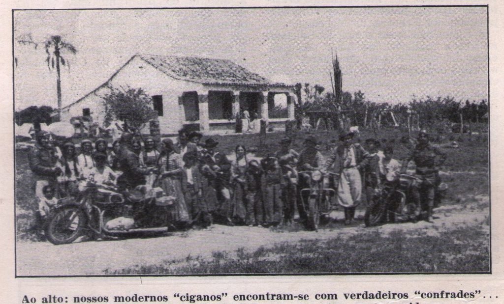 Foto publicada na reportagem Através dos Andes da Revista Motociclismo número 6 de janeiro / fevereiro de 1950 - a legenda diz: "nossos modernos ciganos encontram-se com seus verdadeiros confrades."