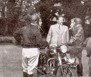 Reprodução reportagem Através dos Andes da Revista Motociclismo  número 5 de novembro / dezembro de 1949 - Legenda da foto: O grande líder progressista Ademar de Barros recebe, no “palácio do povo”, os quatro bandeirantes do século XX
