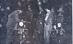 A foto ao lado (acima) mostra “O governador do Povo” quando escrevia a seguinte mensagem: Recomendo aos meus patrícios e a todos os cidadãos do sul, a “Caravana da boa Vizinhança”. Aos seus componentes os melhores votos de boa e feliz viagem. Possam vocês, a par do espírito de aventura, se constituírem verdadeiros embaixadores da amizade e solenidade nacional, assim como uma visita e uma abraço aos irmãos argentinos, uruguaios e chilenos.