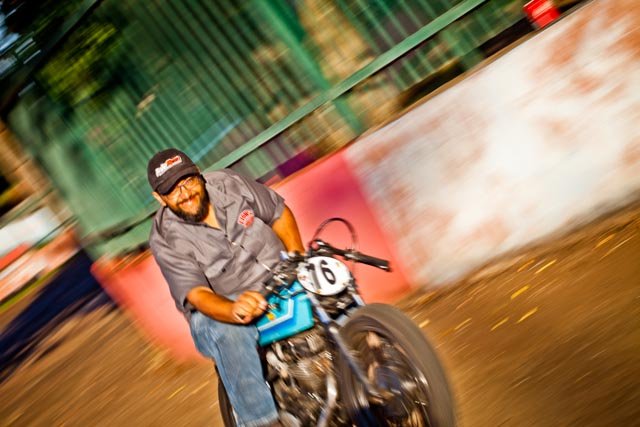 Nosso locutor e promoter e apoiador e co-organizador Ricardo Oliveira pilotando a CG Café racer de Tiago Songa - Wel Calandria / Classic Riders Brasil / Motostory