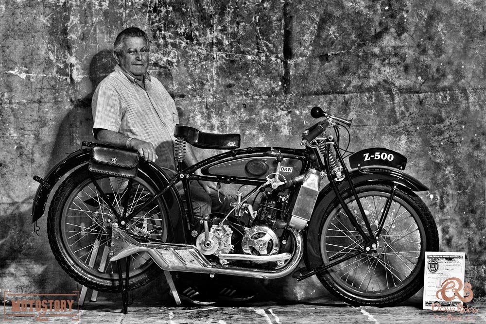 Órbio Borba e a raríssima alemã DKW Z500, de 500cc refrigerada a água, em 1927. Detalhe para os lindíssimos e enormes radiadores de cobre - Foto Wel Calandria / Classic Riders Brasil / Motostory