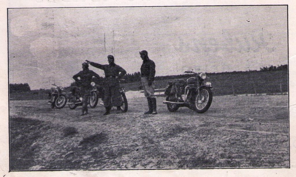 Foto publicada na reportagem Através dos Andes da Revista Motociclismo número 6 de janeiro / fevereiro de 1950 - a legenda diz: "Ayres Nogueira aponta o rumo a ser seguido."