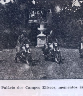Reprodução reportagem Através dos Andes da Revista Motociclismo  número 5 de novembro / dezembro de 1949 - Legenda da foto: No jardim do palácio dos Campos Elísios, momentos antes da partida.
