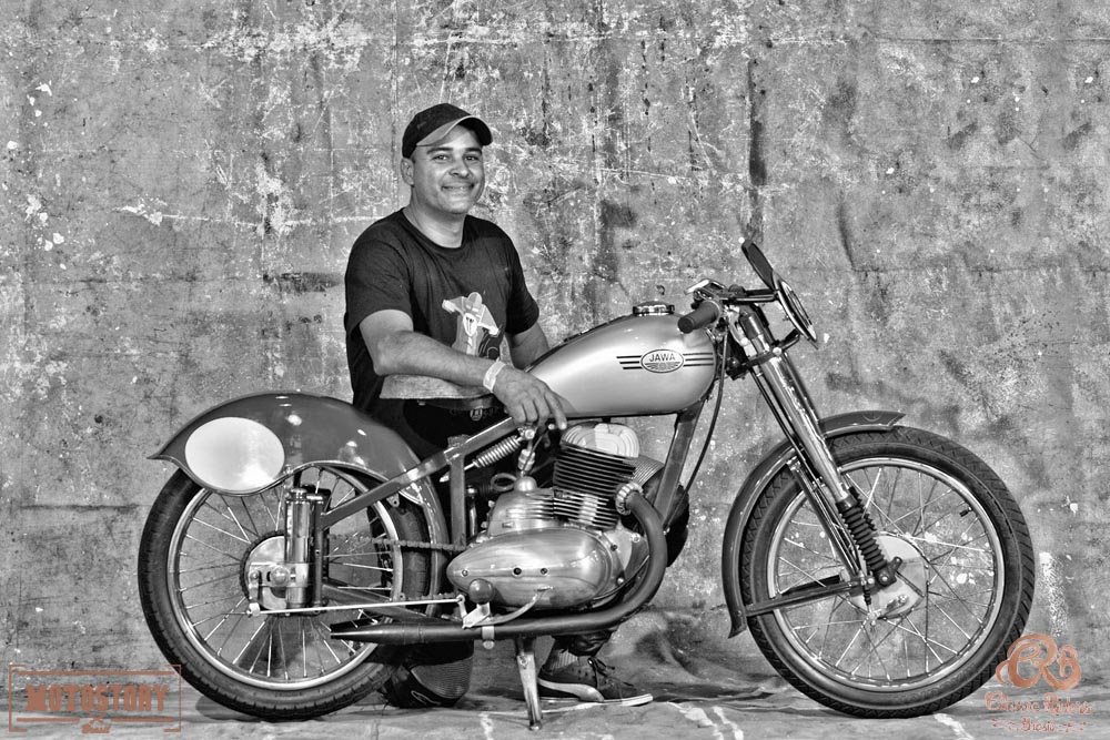 Vinicius Caires com a checa Jawa Perack 250cc de 1950 - Foto Wel Calandria / Classic Riders Brasil / Motostory