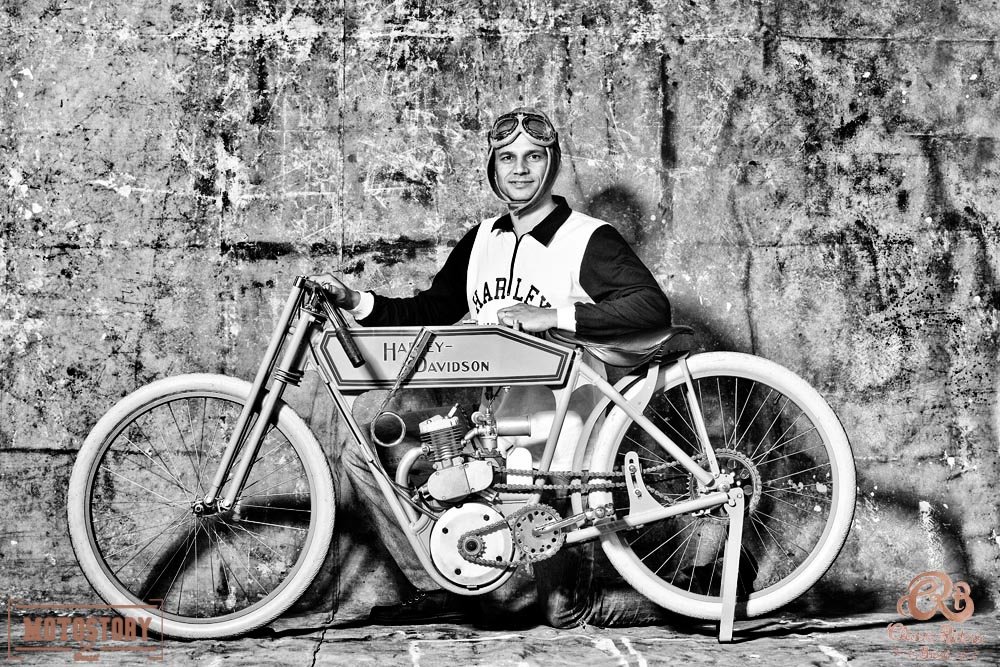Fabiano Rabelo e a réplica de Harley-Davidson da década de 1910 - Foto Wel Calandria / Classic Riders Brasil / Motostory