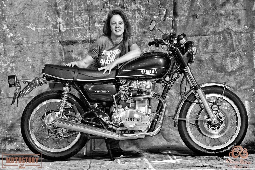 Renata Zunder com sua Yamaha TX650A, 1974, mas que na documentação aparece como 1975 por uma questão de importação atrasada na época - Foto Wel Calandria / Classic Riders Brasil / Motostory