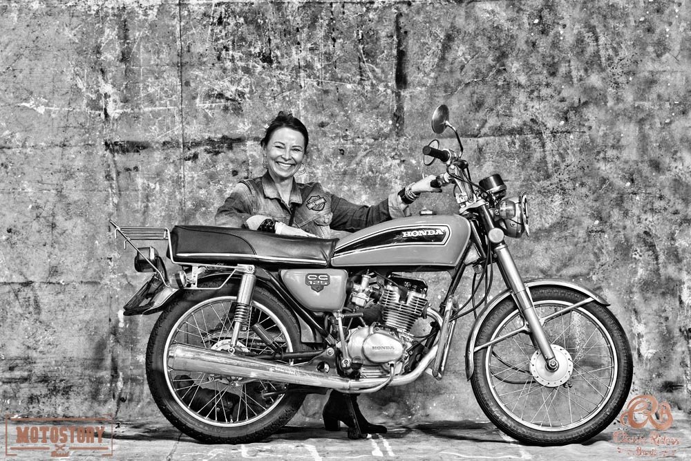 Honda CG 125 de 1977 e sua proprietária Maria Azecedo - Foto Wel Calandria / Classic Riders Brasil / Motostory