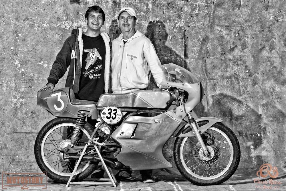 Guilherme Mockdece e a RX 125 que pertenceu ao piloto Frederico Medeiros (Três Rios) Foto Wel Calandria / Classic Riders Brasil / Motostory