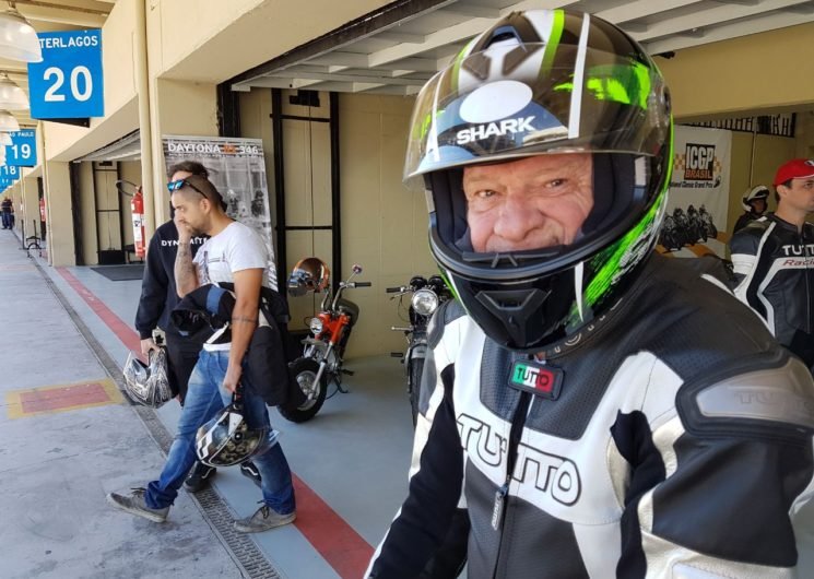 Olha a cara do Lucílio Baumer prestes a retornar a Interlagos para, mais uma vez, pilotar a Yamaha TZ com a qual se sagrou Campeão Brasileiro de 1980. Foto Motostory