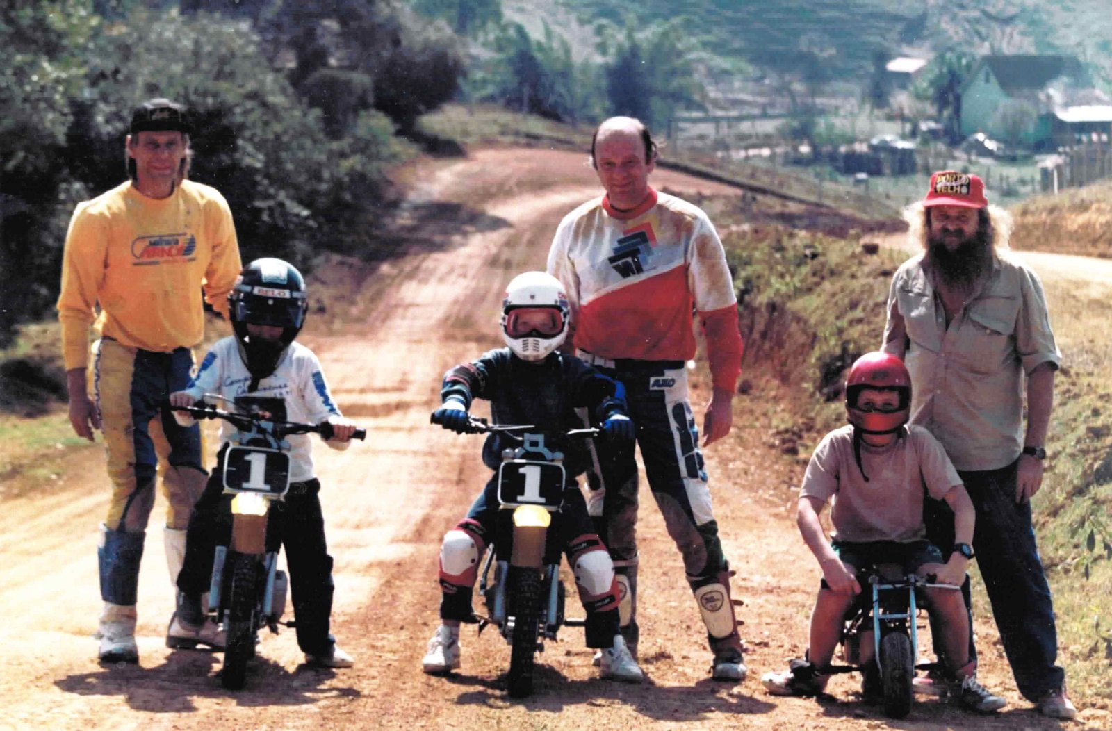 Lucílio Baumer (ao centro com seu filho) na Pista Emílio Stock Sênior de veloterra – Joinville - Acervo Lucílio Baumer