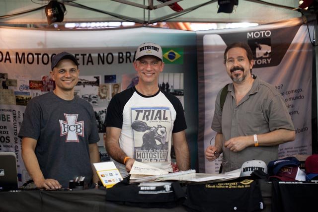 “Valeu Wel, obrigado pela parceria, sempre!” Na foto comigo, Carlãozinho Coachman, estão Fabiano Rabelo (esq.) e Rodrigo Hadys (dir.) – Foto Wel Calandria – Classic Riders Brasil / Motostory