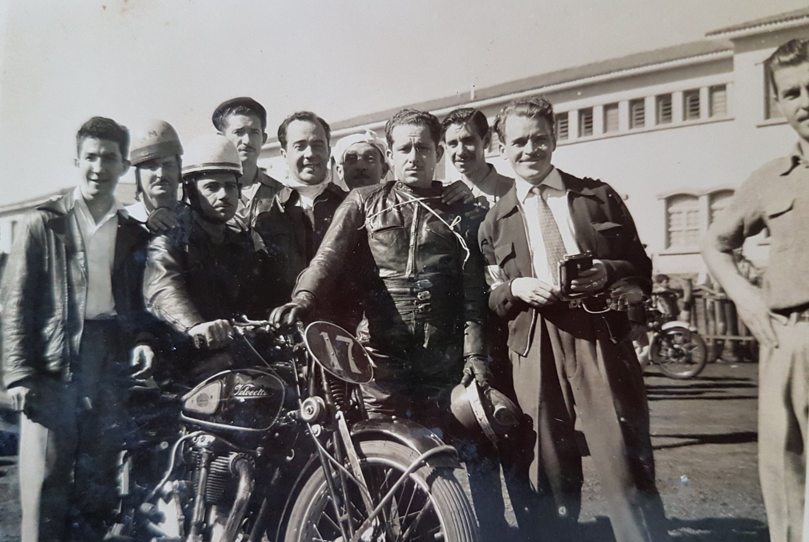 (17) - Angelo Pagotti ladeado de seus colegas pilotos (é possivel identificar Eloy Gogliano, sorrindo ao lado e Luiz Bezzi, escondidinho atrás da turma no II Circuito Motociclistico de Ribeirão Preto - 1949 - Escola Pratica de Agricultura - Acervo Edgard Soares / Motostory