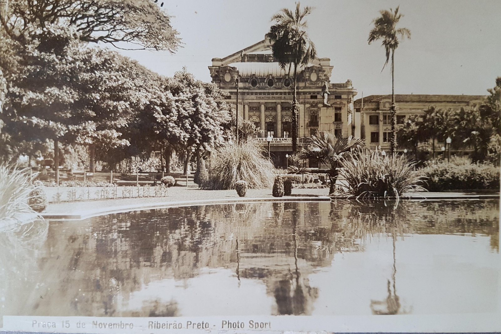Praça 15 de Novembro em 1949 - Ribeirão Preto - Acervo Edgard Soares / Motostory