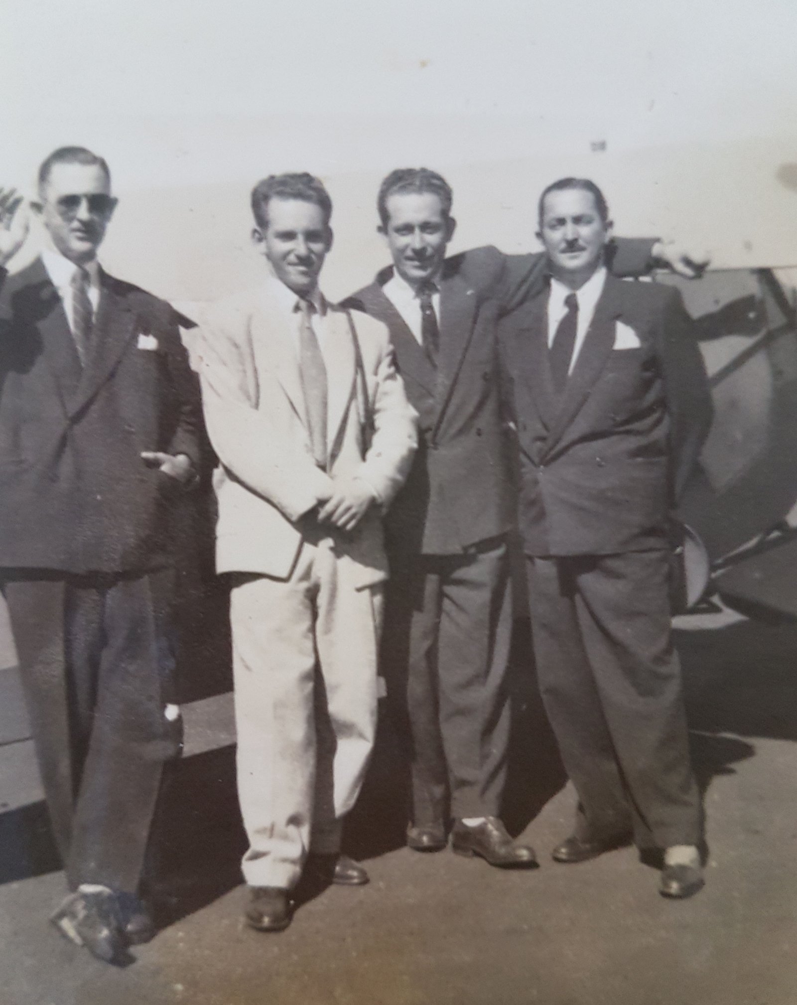 Edgard Soares (terno claro) ao lado de amigos ainda não identificados no II Circuito Motociclistico de Ribeirão Preto - 1949 - Escola Pratica de Agricultura - Acervo Edgard Soares / Motostory