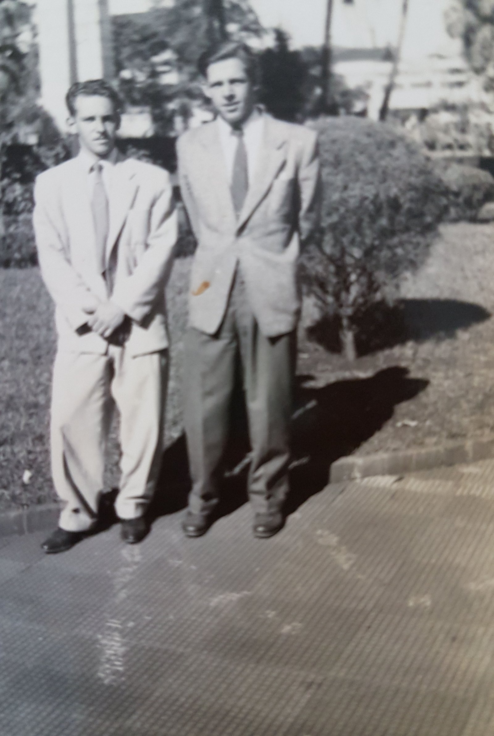 Edgard Soares (esq) ao lado de amigo ainda não identificado no II Circuito Motociclistico de Ribeirão Preto - 1949 - Escola Pratica de Agricultura - Acervo Edgard Soares / Motostory