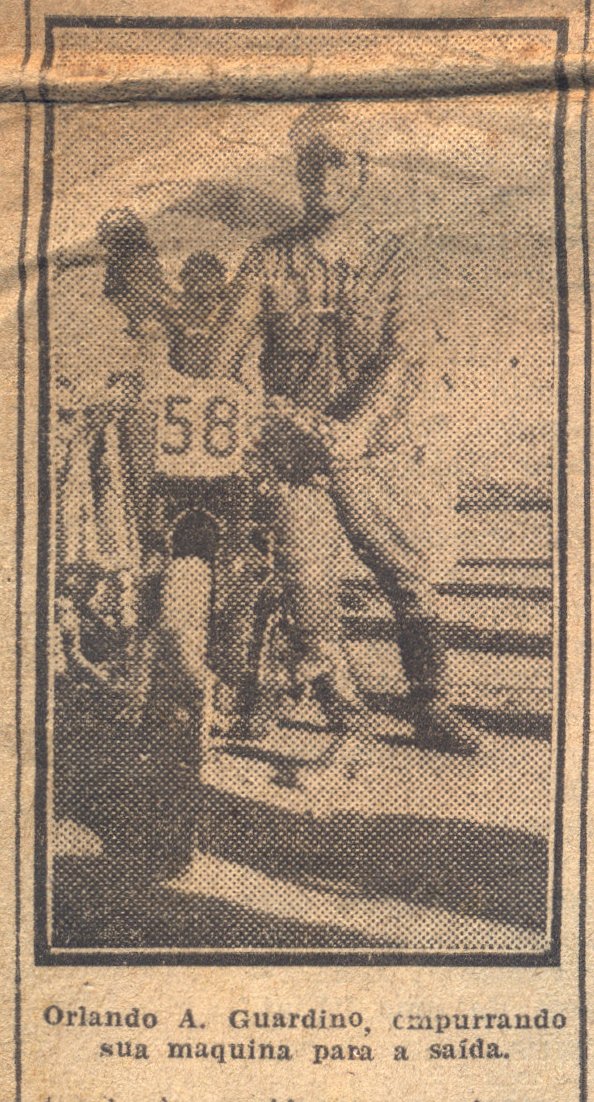 24 de junho de 1949 – O Guidão: Semanário do Ciclismo e do Motociclismo – Orlando A. Guardino (58) empurrando sua maquina para a saída.