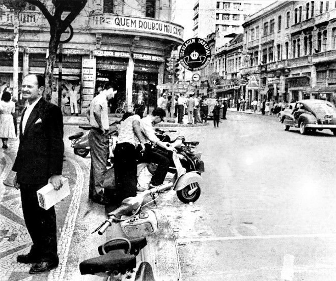 Curitiba no final dos anos 1950: muitas Lambretta e Vespa nas ruas paranaenses – Fotos ilustrativas da Pinterest.com, por Josias Silveira