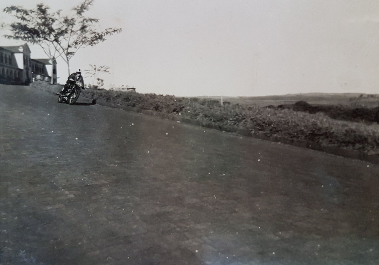 Edgard Soares e sua Velocette no II Circuito Motociclistico de Ribeirão Preto - 1949 - Escola Pratica de Agricultura - Acervo Edgard Soares / Motostory