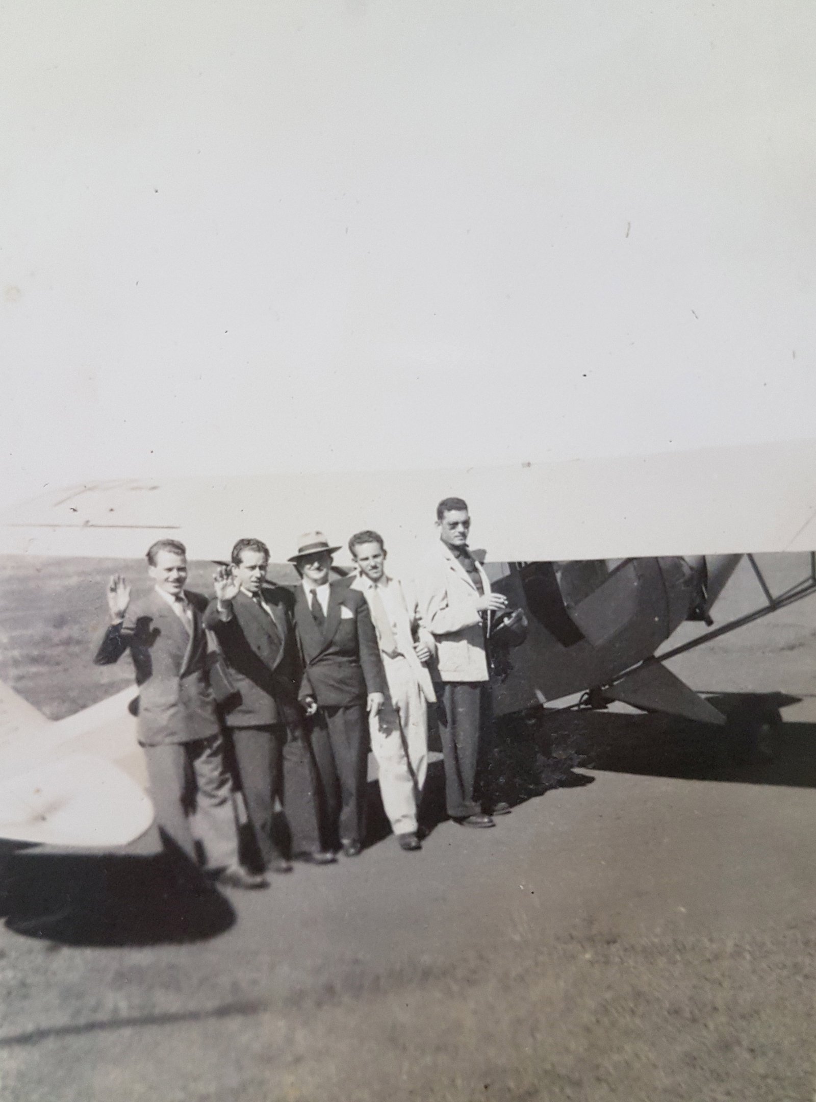 Edgard Soares (terno claro) ao lado de amigos ainda não identificados no II Circuito Motociclistico de Ribeirão Preto - 1949 - Escola Pratica de Agricultura - Acervo Edgard Soares / Motostory