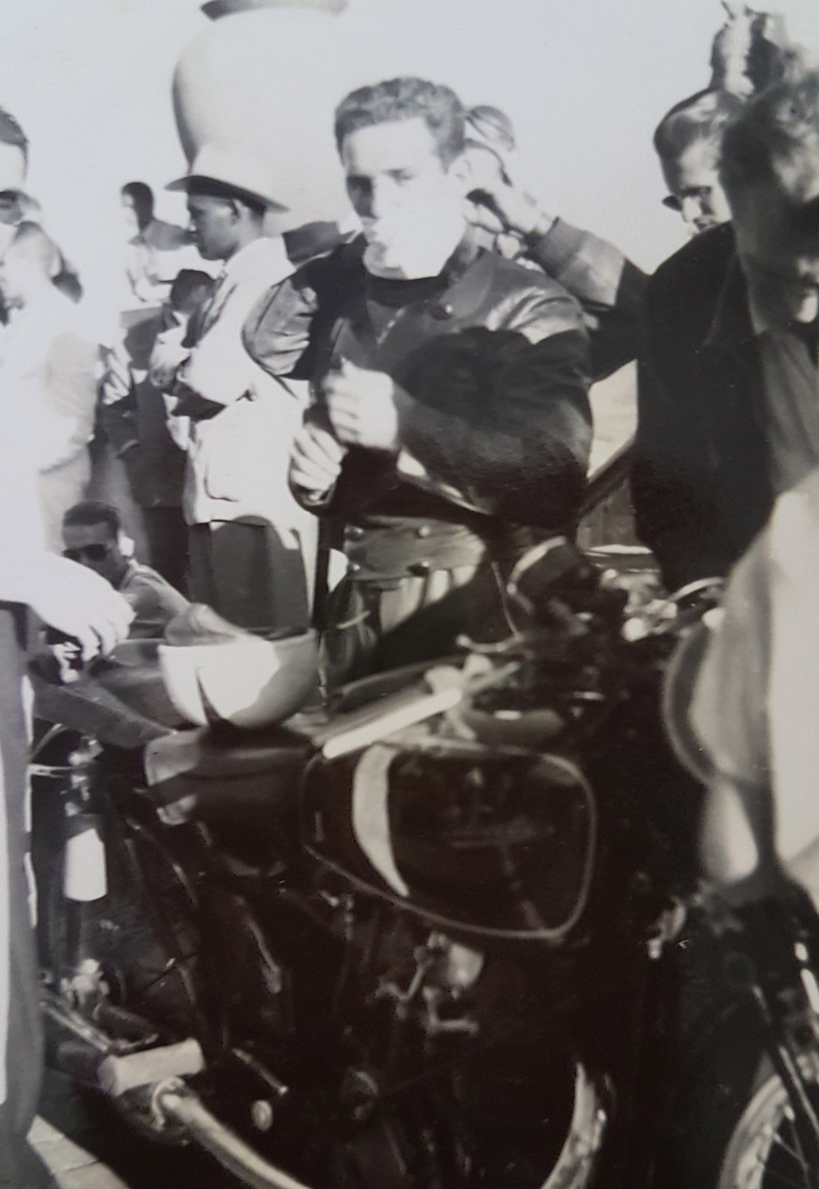 Edgard Soares se prepara para a largada do II Circuito Motociclistico de Ribeirão Preto com sua Velocette em 1949 - Escola Pratica de Agricultura - Acervo Edgard Soares / Motostory
