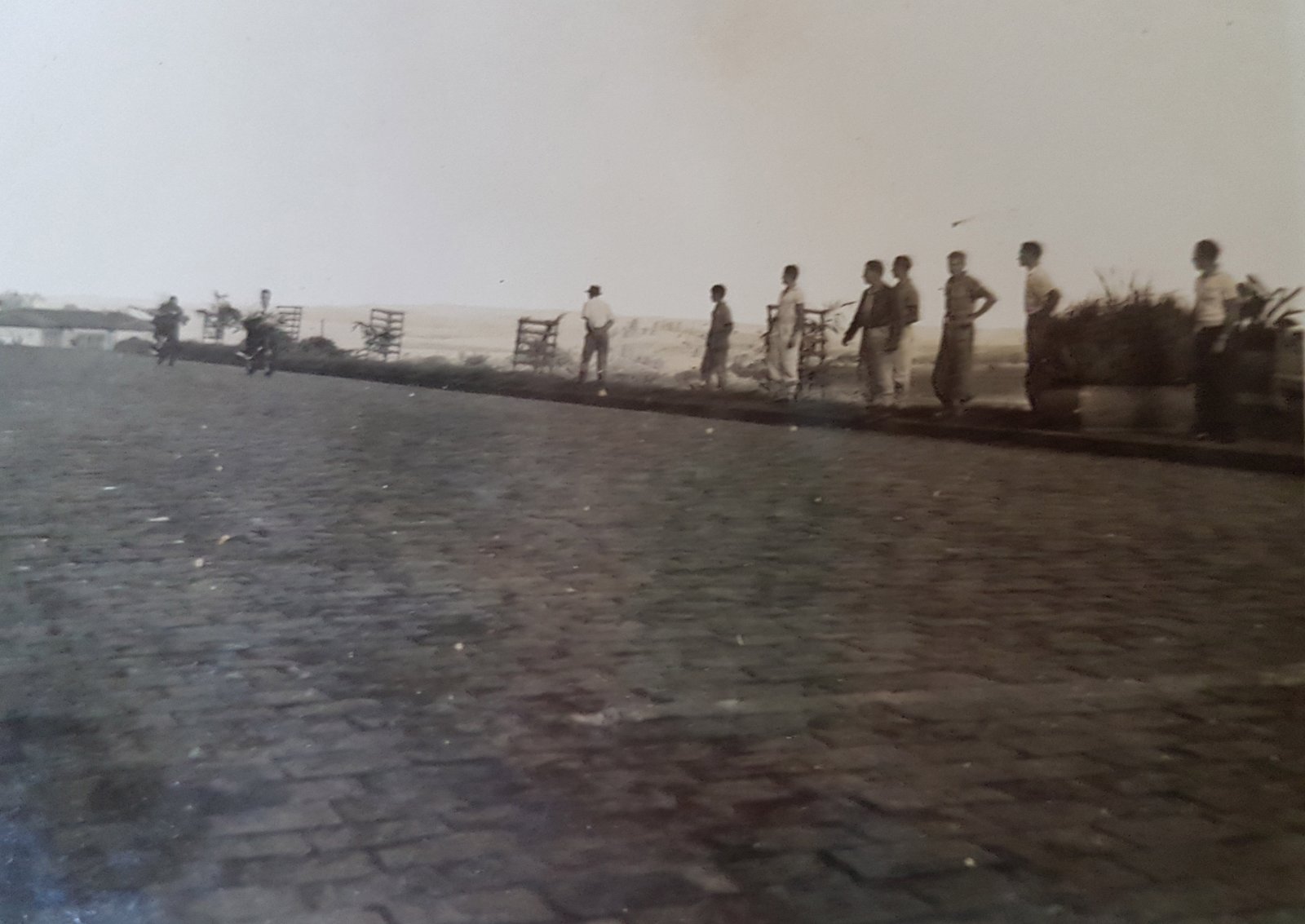 Publico assitindo a passagem das motos durante o II Circuito Motociclistico de Ribeirão Preto - 1949 - Escola Pratica de Agricultura - Acervo Edgard Soares / Motostory