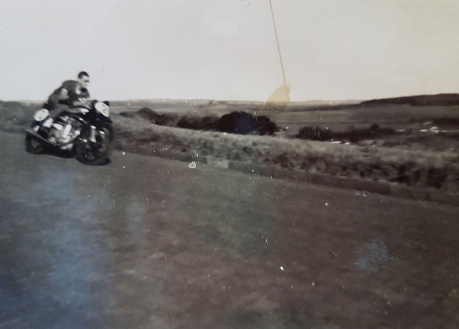 Felipe Carmona e sua Norton no II Circuito Motociclistico de Ribeirão Preto - 1949 - Escola Pratica de Agricultura - Acervo Edgard Soares / Motostory
