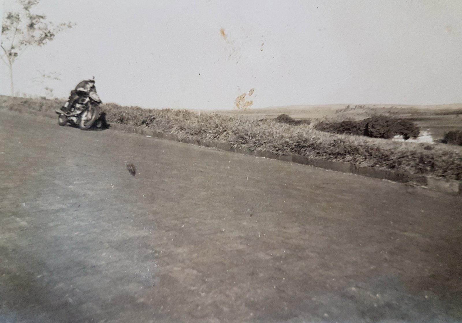 Edgard Soares e sua Velocette no II Circuito Motociclistico de Ribeirão Preto - 1949 - Escola Pratica de Agricultura - Acervo Edgard Soares / Motostory