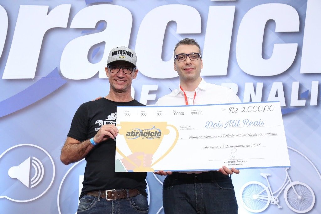 Diego Borghi, CEO da Ducati do Brasil entrega a Mensão Honrosa do Prêmio Abraciclo de Jornalismo a Carlãozinho Coachman – Foto: Crédito Abraciclo