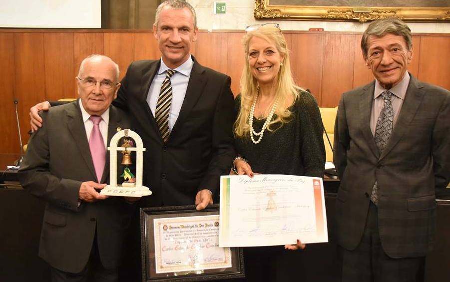 No dia Internacional do Motociclista, Gaetano Luigi e Carlãozinho Coachman com Roseli e Leonardo Ugolini, recebendo os Diplomas de Mensageiro da Paz – Foto: A3 Agencia de Imagens