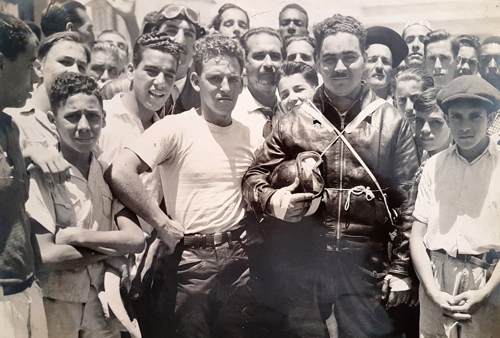 Esta foto de Edgard Soares (esq. de camiseta branca) e Franco Bezzi Neto (segurando capacete) na década de 1950 aparece nos acervos das duas familias - Foto Acervo Familia Bezzi / Motostory
