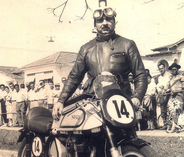 Franco Bezzi Neto fotografado nas ruas de Santos na década de 1950 com sua belíssima e vitoriosa Norton Manx (14) – Foto Acervo Familia Bezzi / Motostory