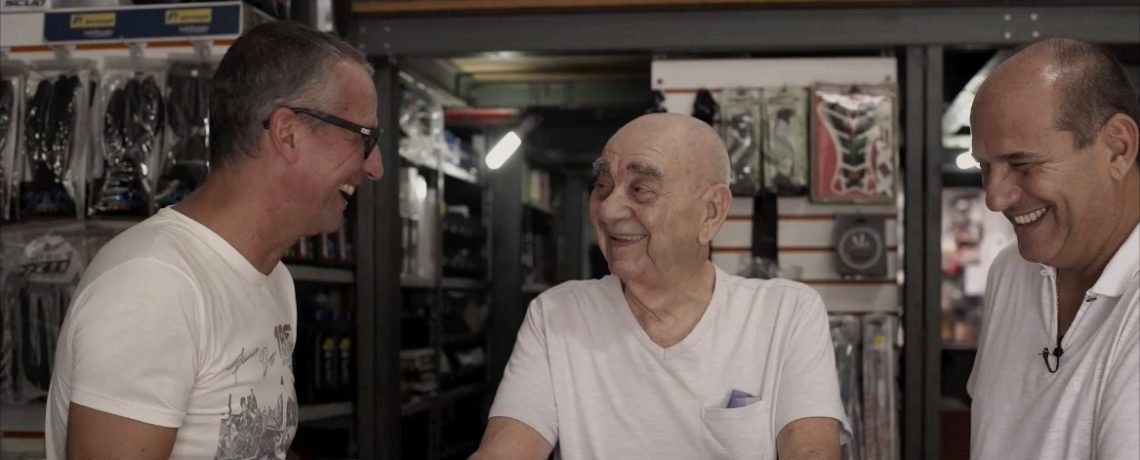 Carlãozinho Coachman, Franco Bezzi Neto e Luiz Bezzi Pasquareli durante as gravações da entrevista em Santos, em fevereiro de 2018 – Foto Motostory