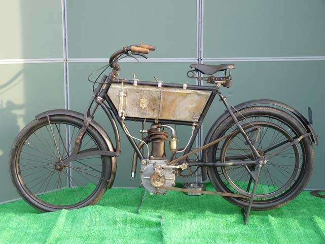 Motocicleta Peugeot de 2,5 cv 1904, mesma moto que aparece em um classificados do Jornal O Estado de São Paulo no mesmo ano “Em bom estado de Conservação.”