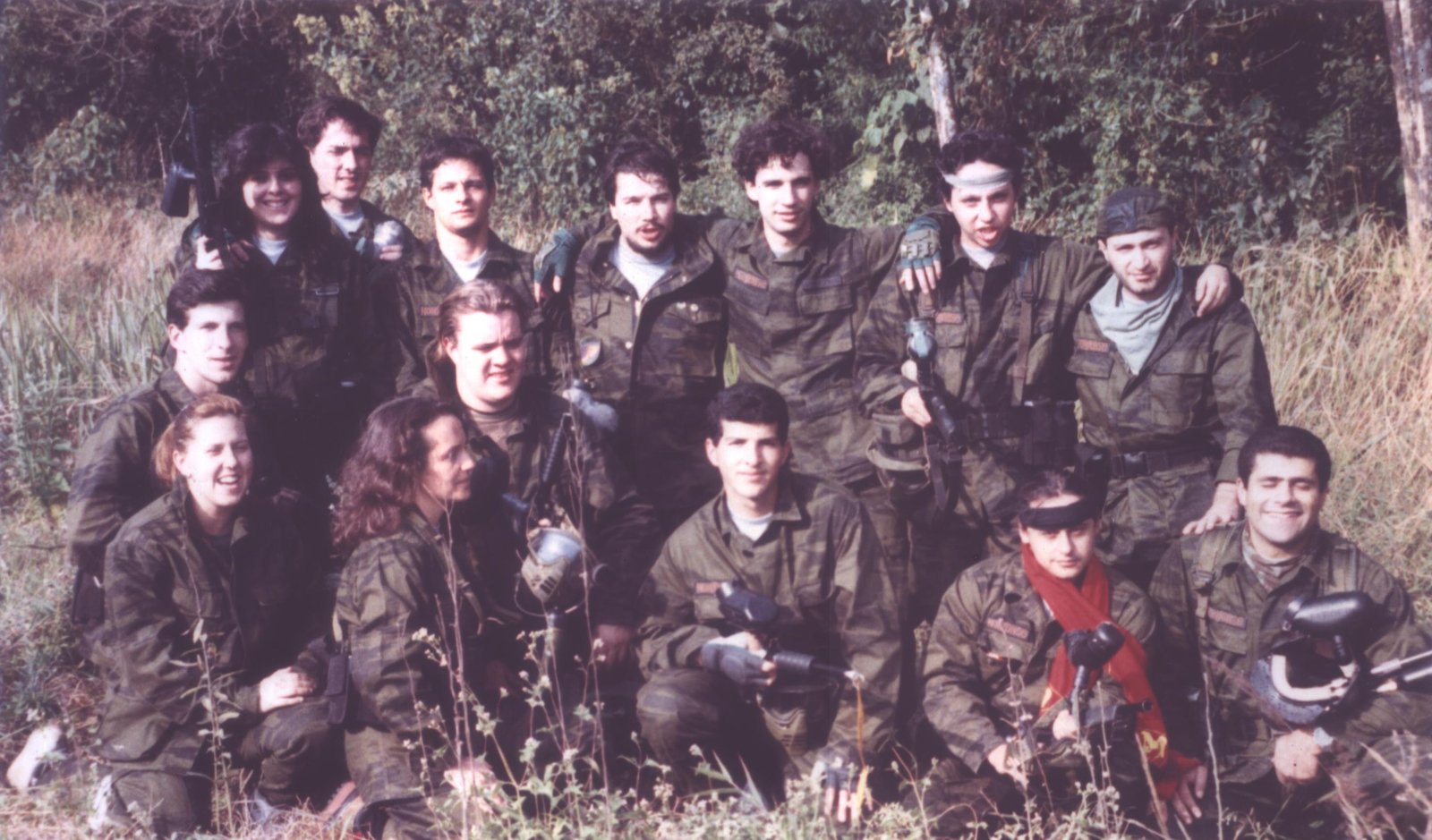 A equipe Highlander Paintball Squad em foto de 1991. Um ano antes eu, Carlãozinho Coachman , o quinto da esquerda para direita, de pé, conheceria Wladimir Candini , o ultimo da direita, de pé. Na foto, em pé: Cris, Carlos Penteado, Andre, Guto Barbosa, eu, Ricchi e Wladimir. Agachados: Nôse, Rita, Rosa, Tom, Gustavo, Pedro e Bob . (Foto acervo pessoal Carlãozinho Coachman)