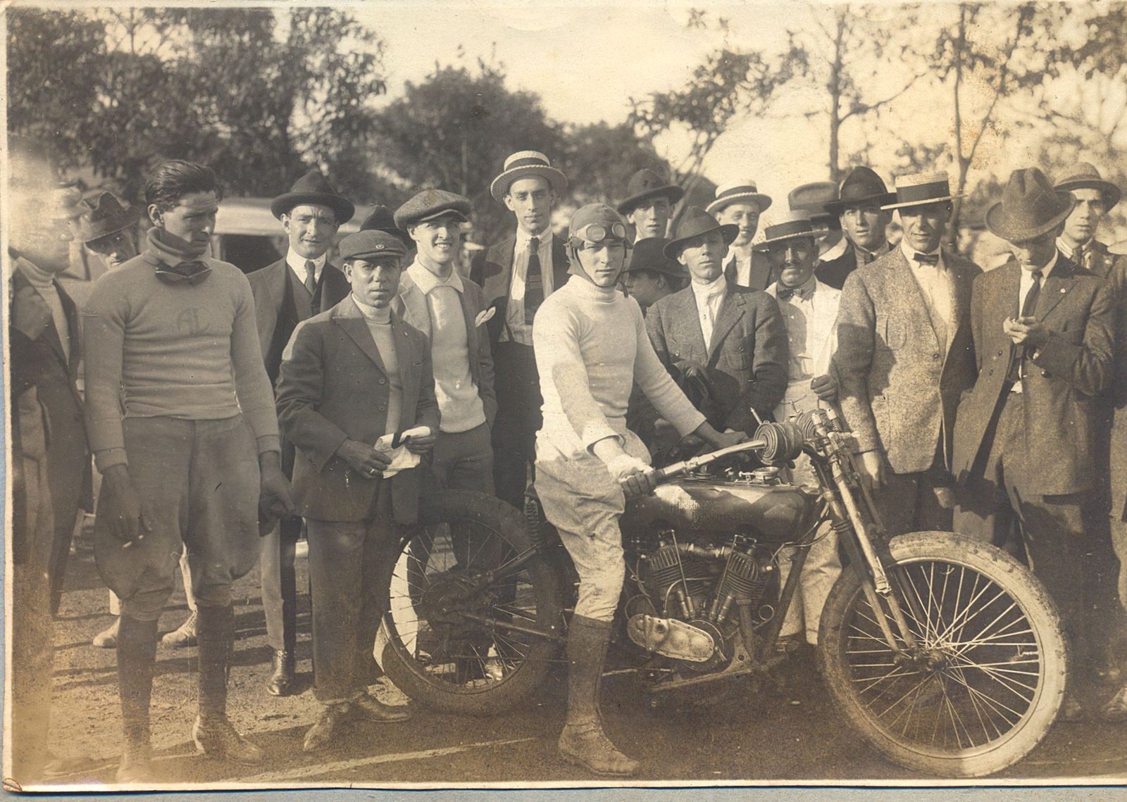 Antonio Lage (de pé à esquerda de cigarro na mão) e amigos fotografados em São Paulo na década de 1920. Foto Acervo Edgard Soares / Motostory