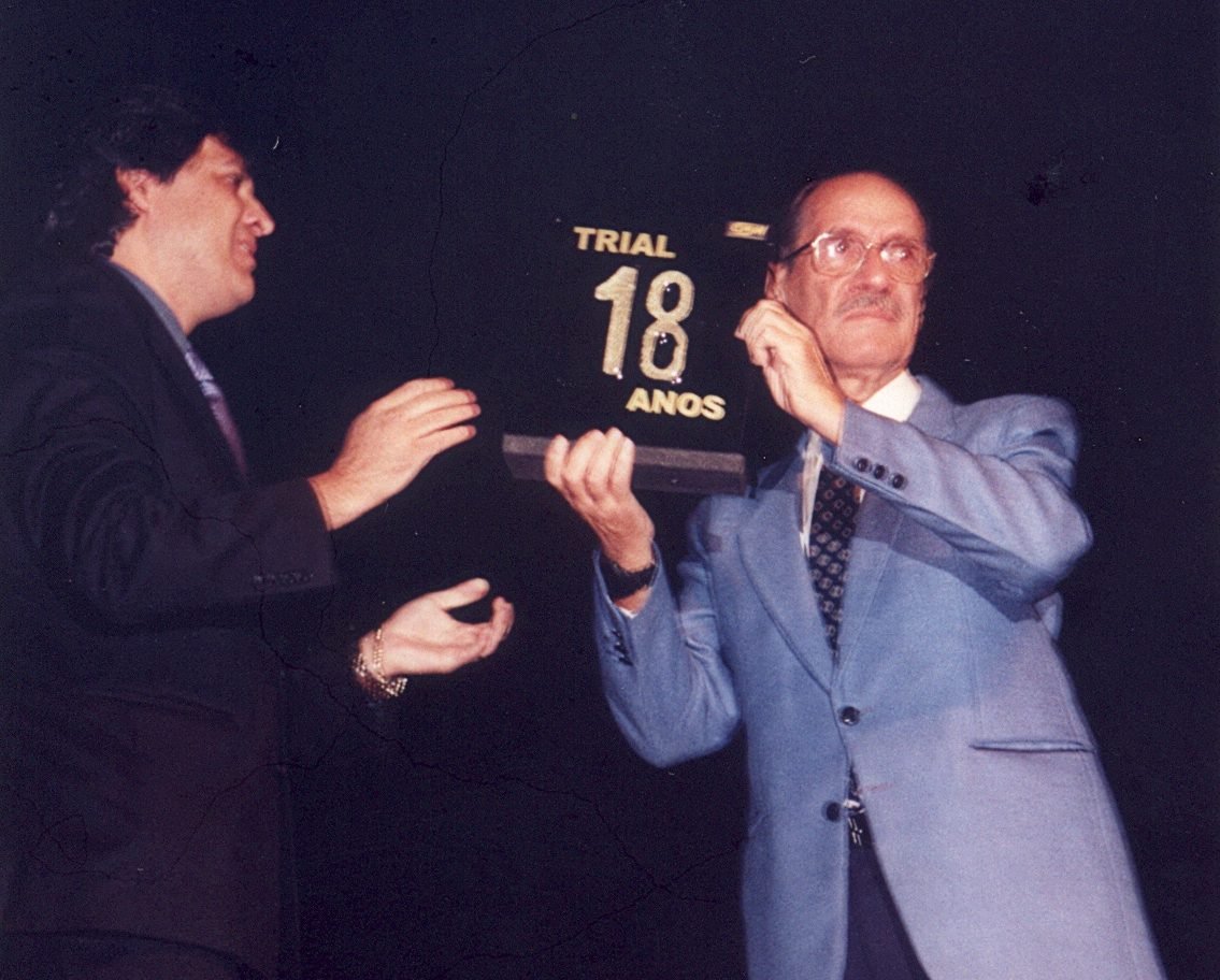 Lincoln Miranda Duarte, então presidente da CBM, homenageia seu Vice, Carlão Coachman por ter sido um dos responsáveis pela introdução do Trial no Brasil. Foto tirada em 2004, em Belo Horizonte, MG – Foto acervo Motostory / Carlãozinho Coachman