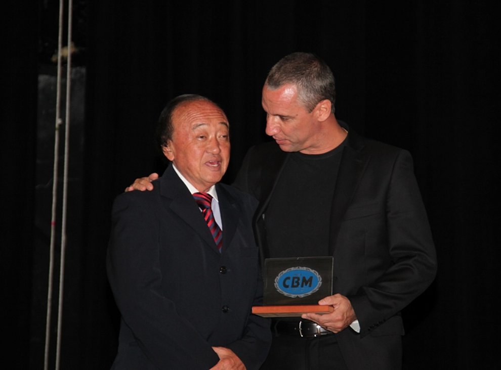 Wilson Yasuda foi o primeiro a receber a Comenda Carlão Coachman idealizada por Firmo Alves… na foto de 2013, com Carlãozinho Coachman. Foto CBM / Divulgação