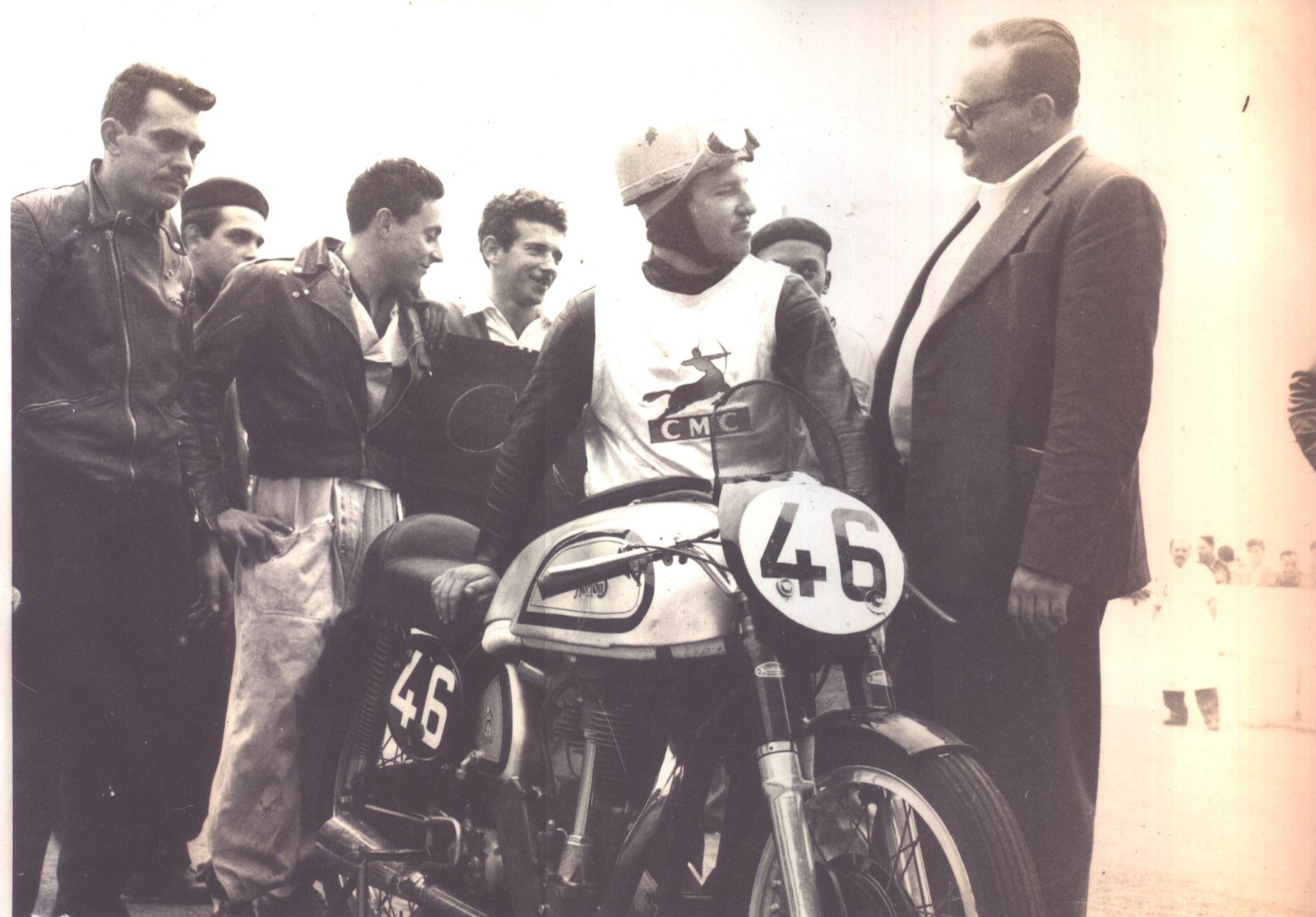 Edgard Soares e uma de suas muitas Norton 46. Nesta foto ao lado do Governador de São Paulo Adhemar de Barros em 1949 – Foto Acervo Edgard Soares / Motostory