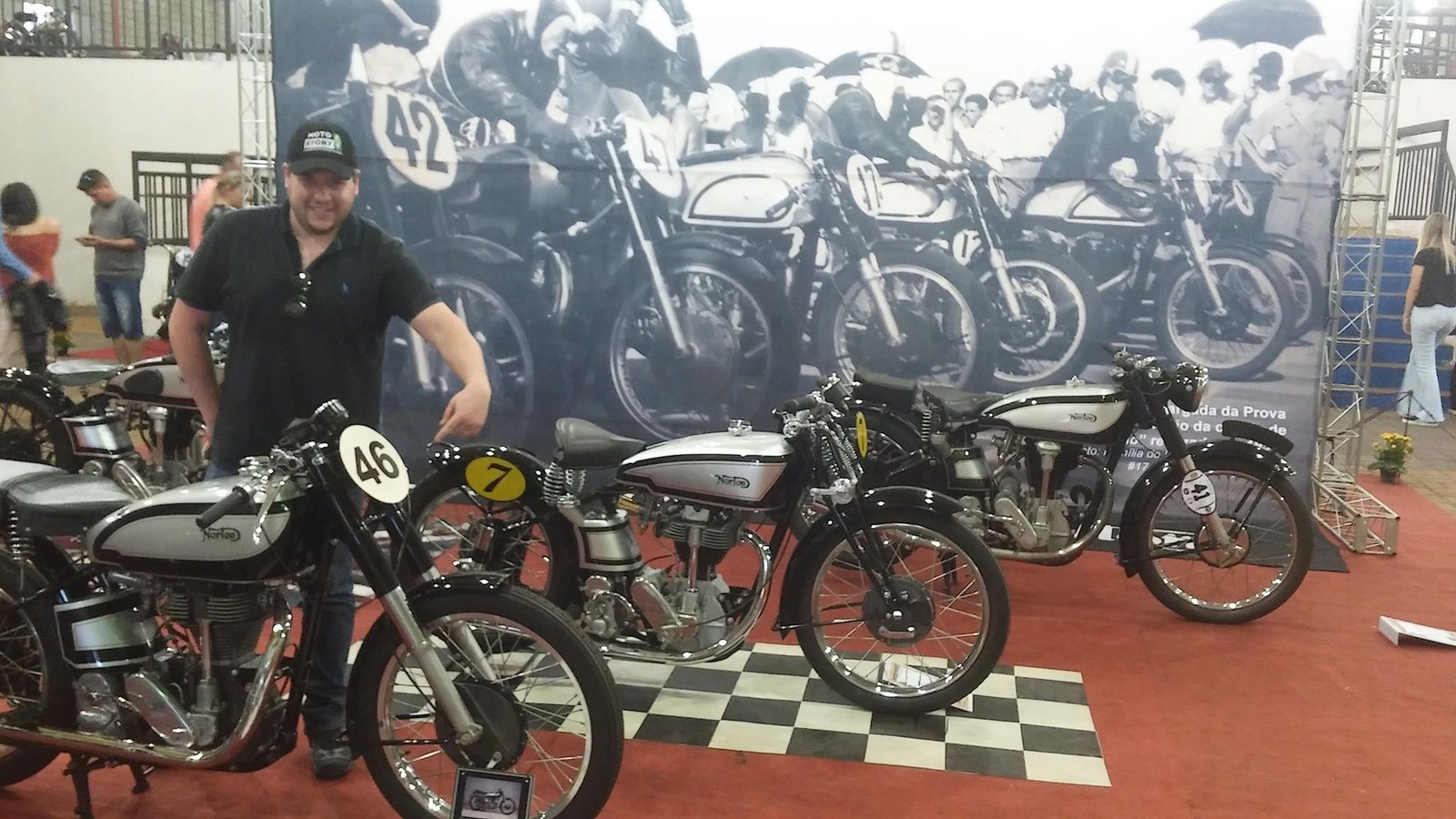 Edgardo Soares (Neto) ao lado da Norton com o numero 46 em homenagem a seu avô, uma iniciativa de Alex Machado e Andre Biagi, de Ribeirão Preto – Foto Edgard Soares