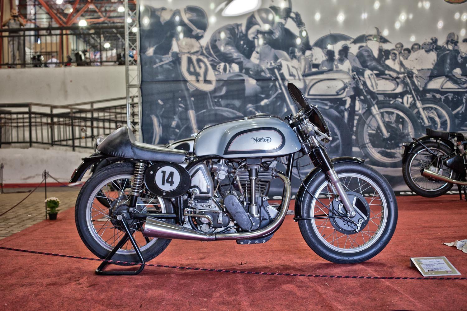 A Norton Manx de Renato Oliva, com a qual homenageamos Franco Bezzi Neto no ano passado ainda ostenta o numeral 14 de Franco - Foto Wel Calandria / Classic Riders Brasil