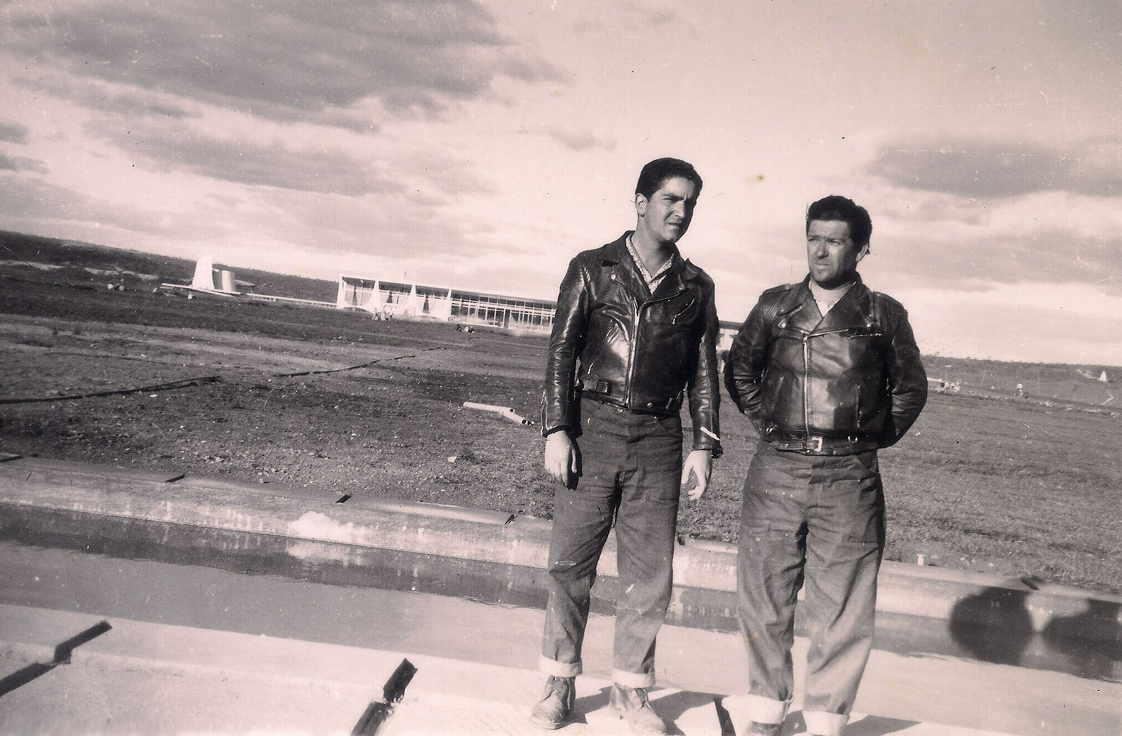 Antonio e João “Balaio”…. “Está tudo em obras ainda… vamos embora? O melhor está no caminho, e não no destino.” Foto Acervo Família Letízia