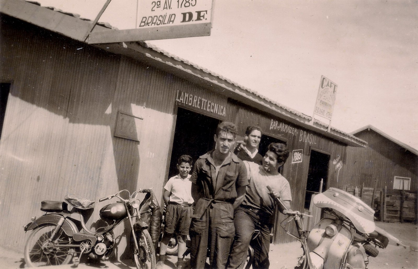 Parada na Lambrettécnica, em Brasilia, para resolver o problema da “cópia cônica”, uma engrenagem do cardâ das LDs, antes da viagem de volta. – Foto Família Letízia