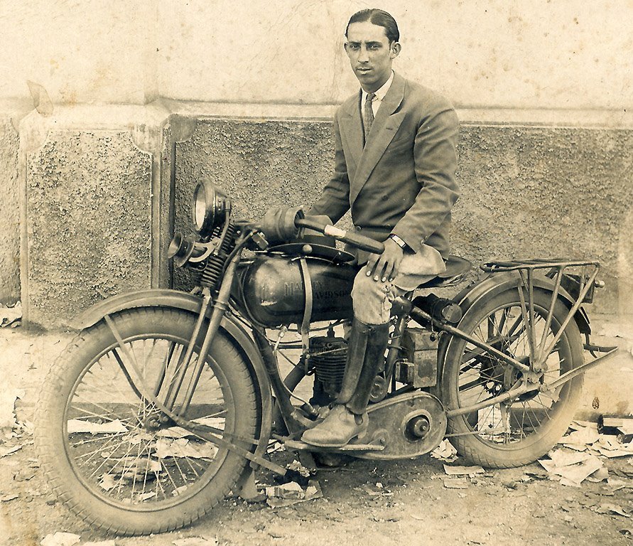 Victor Luis Blois, com sua Harley Davidson 1930 Model B 350cc – Foto de 1939