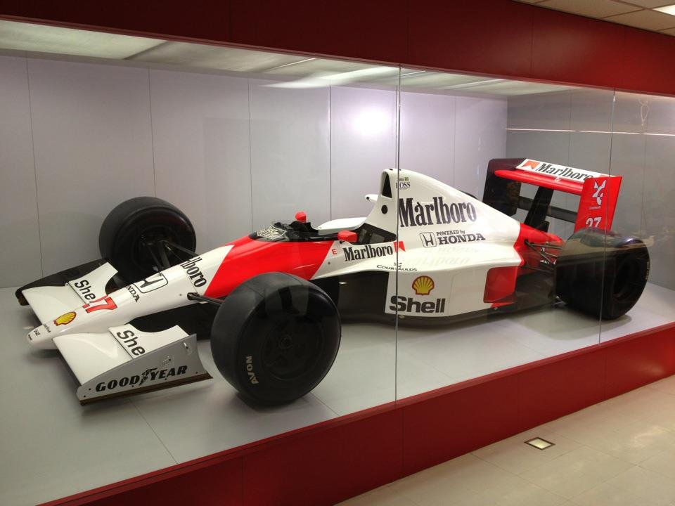 O McLaren com o qual Ayrton venceu o Bi Campeonato Mundial de F1 em 1990. Ele está no 15º andar!