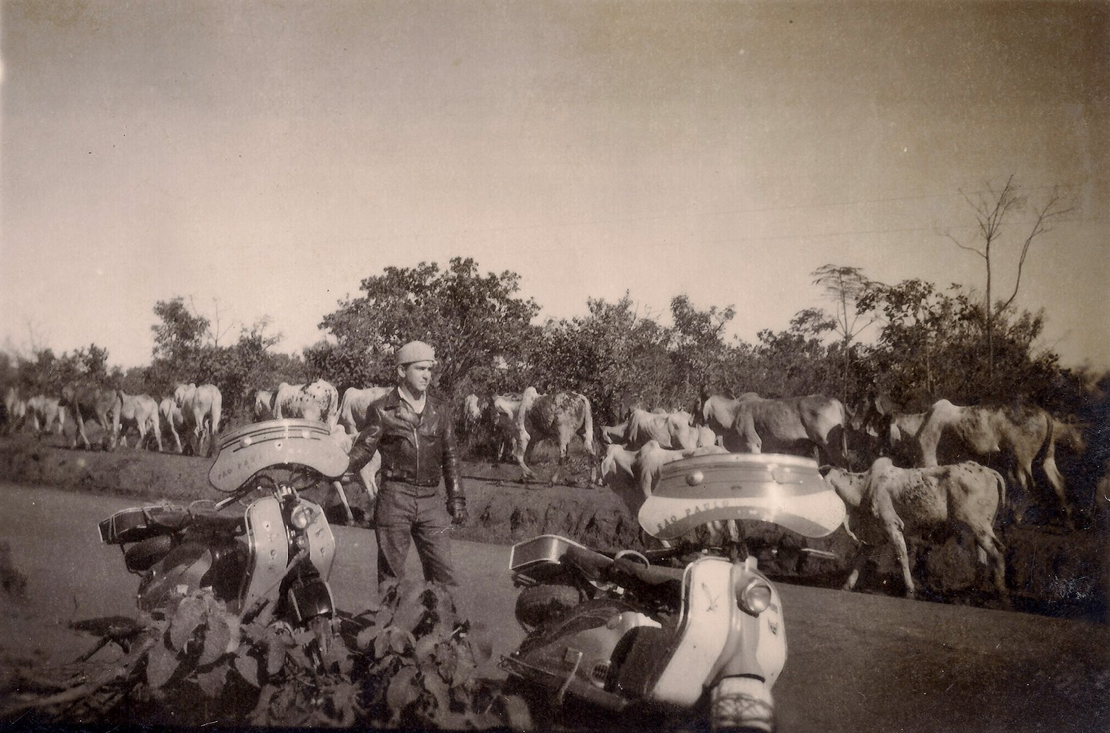 Meu pai Antonio em uma foto tirada durante a viagem a Brasilia, praticamente toda por estradas de terra, isso em 1959. – Foto Acervo Família Letízia