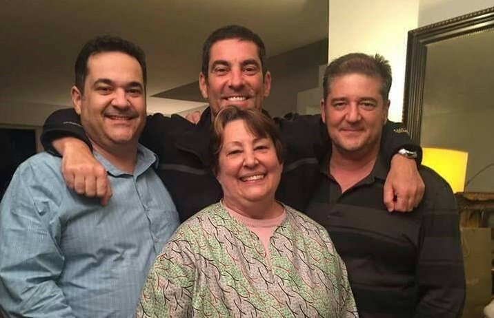 Marcelo, Murilo e Mauro com Dna. Elisa em foto recente da família – Foto Acervo Família Letízia