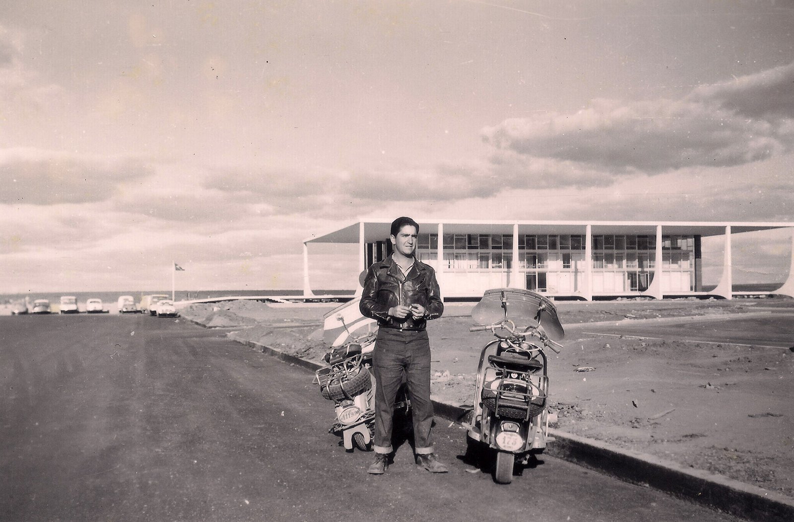 Meu pai, Antonio Letízia Filho, em 1959, quando foi de Lambretta até Brasilia. – Foto Acervo Família Letízia