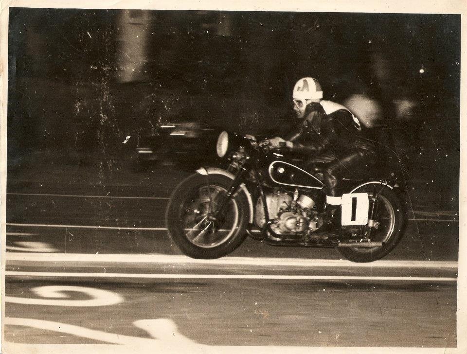 Edward Pacheco pilota sua BMW R-68 para a vitória nas 24hs de Interlagos de 1953 em parceria com Caio Marcondes. Foto acervo família Edward Pacheco!