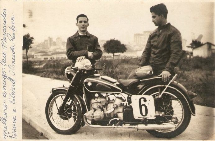 Os amigos inseparáveis Caio Marcondes e Edward Pacheco e sua BMW R-68 em 1952… a dupla vencedora das 24hs de Interlago. Foto Familia Edward Pacheco / Motostory