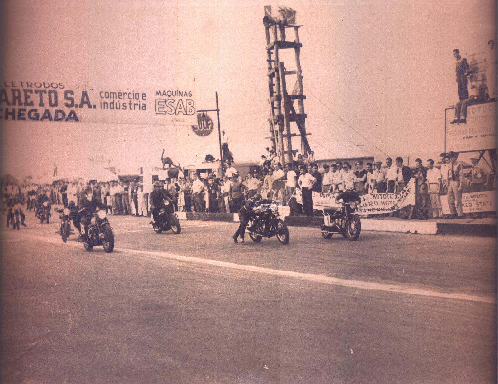 Foto largada das 24HS de Interlagos 1952 – na extrema direita a BMW R68 de Marcondes e Pacheco, ao lado a largada de Edgard Soares e Milton Soares – Foto acervo Edgard Soares / Motostory